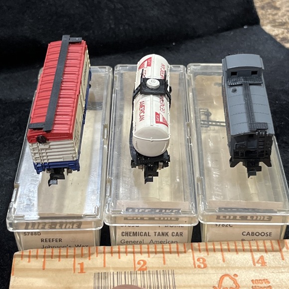 Lot of 3 Used N Scale Train Cars by LIFE-LIKE Caboose, Chemical Tank Car, Reefer - Picture 14 of 16